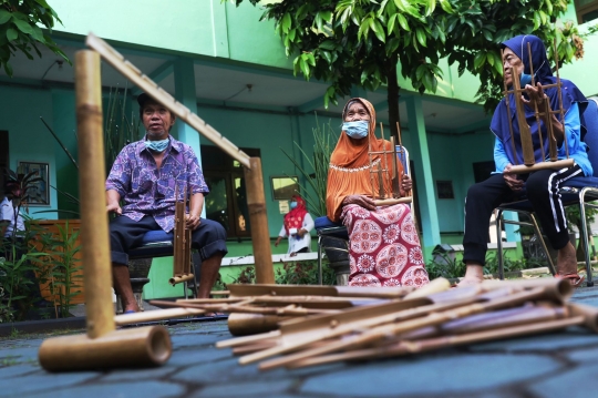 Antusiasme Lansia Bermain Angklung