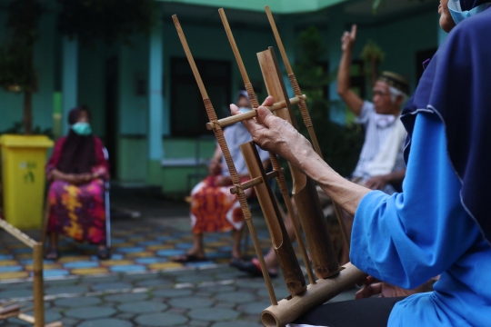 Antusiasme Lansia Bermain Angklung