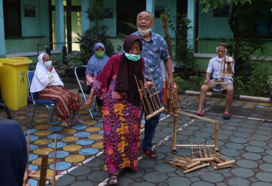 Antusiasme Lansia Bermain Angklung