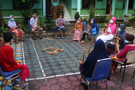 Antusiasme Lansia Bermain Angklung