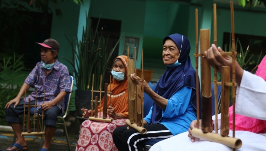 Antusiasme Lansia Bermain Angklung