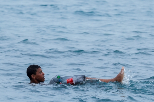 Bocah Maroko Nekat Berenang Pakai Botol Plastik ke Spanyol