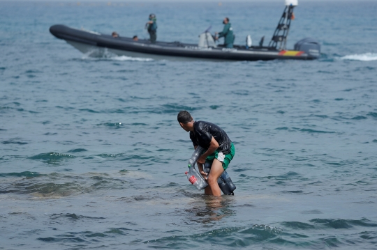 Bocah Maroko Nekat Berenang Pakai Botol Plastik ke Spanyol