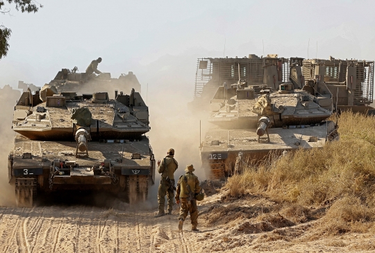 Melihat Tank-Tank Israel Gempur Jalur Gaza
