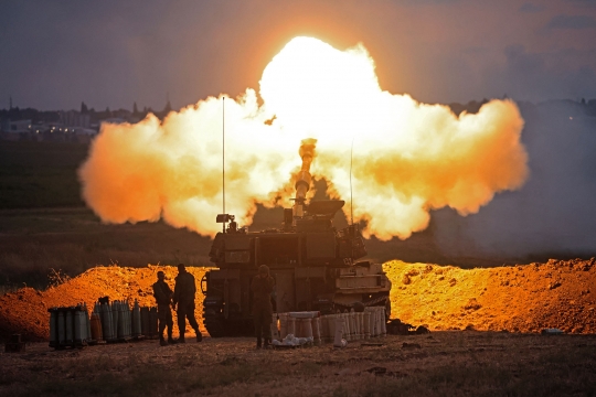 Melihat Tank-Tank Israel Gempur Jalur Gaza