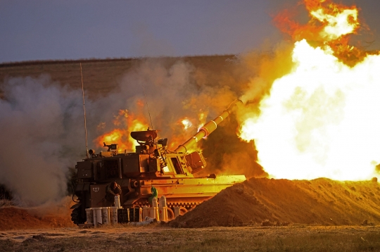 Melihat Tank-Tank Israel Gempur Jalur Gaza