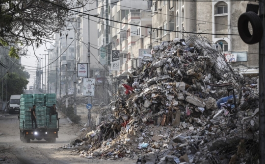 Meratapi Puing-Puing Bekas Serangan Udara Israel di Gaza