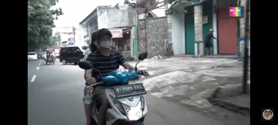 Potret Ayu Ting Ting Temani Ayah Rozak ke Pasar, Tampil Santai dan Naik Motor