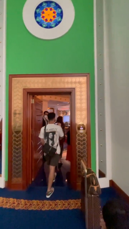 Potret Kamar Hotel Bintang 7 yang Ditempati Anang Ashanty di Dubai, Berlapis Emas!