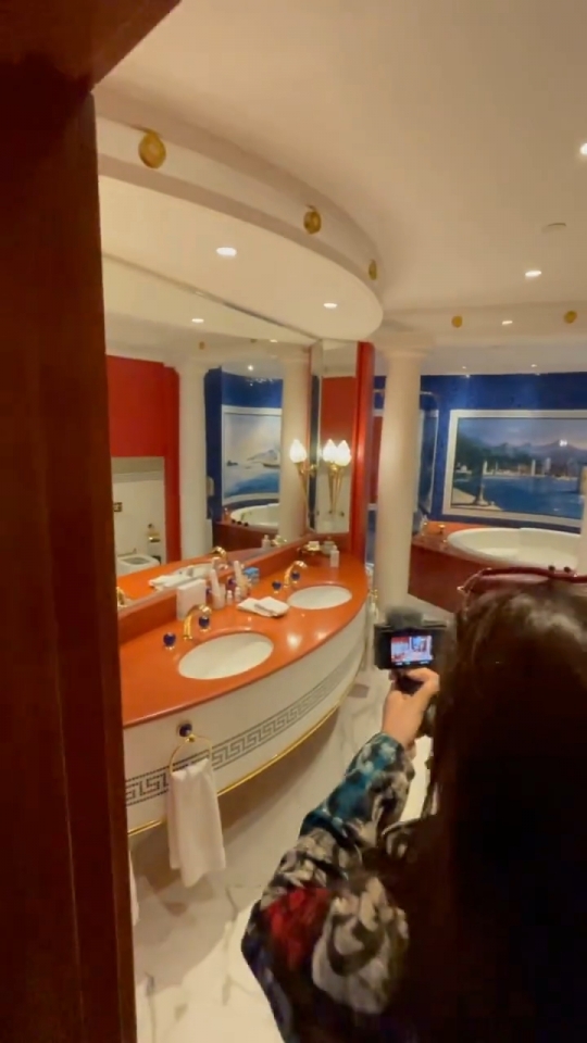 Potret Kamar Hotel Bintang 7 yang Ditempati Anang Ashanty di Dubai, Berlapis Emas!