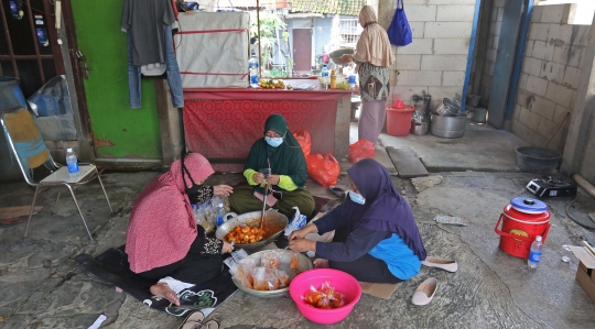 Pembagian Bahan Pokok untuk Warga Terinfeksi Covid-19 di Cipayung