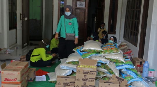 Pembagian Bahan Pokok untuk Warga Terinfeksi Covid-19 di Cipayung