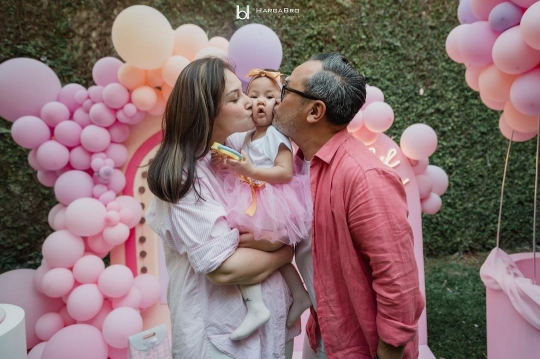 Tak Terasa Injak Usia 1 Tahun, Ini 5 Potret Terbaru Baby Numa Anak Mona Ratuliu