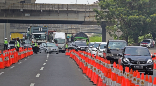 Arus Balik Lebaran, Ratusan Pengendara Dites Antigen di Tol Cikampek