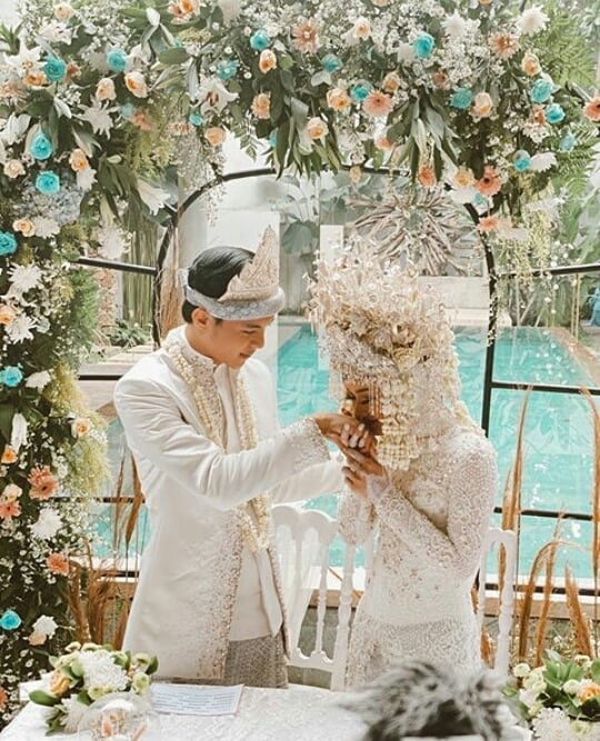 Dari Mana Asal Tradisi Baju Pengantin Berwarna Putih?