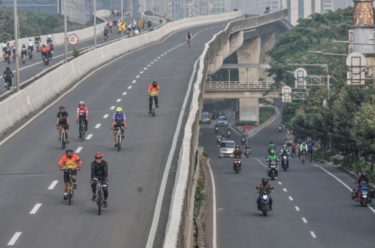 Antusias Uji Coba Lintasan Sepeda Balap di JLNT Kampung Melayu-Tanah Abang