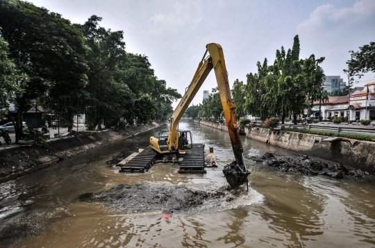 Pengerukan Lumpur Kali Pasar Baru untuk Antisipasi Banjir