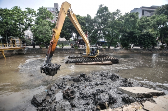 Pengerukan Lumpur Kali Pasar Baru untuk Antisipasi Banjir