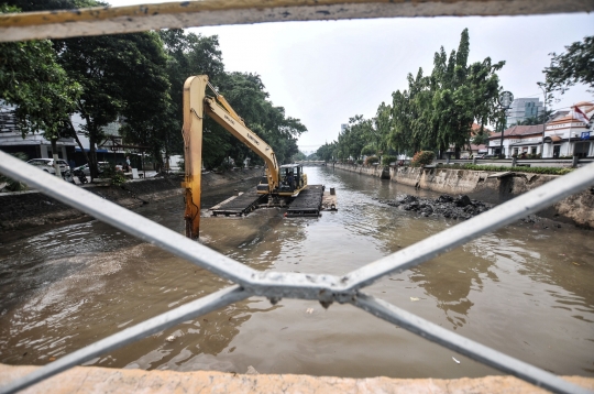 Pengerukan Lumpur Kali Pasar Baru untuk Antisipasi Banjir