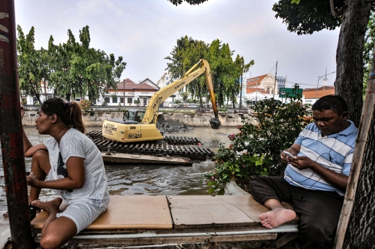 Pengerukan Lumpur Kali Pasar Baru untuk Antisipasi Banjir