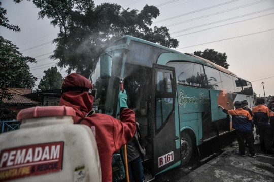 Penyemprotan Disinfektan kepada Pemudik di Terminal Kampung Rambutan