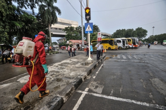 Penyemprotan Disinfektan kepada Pemudik di Terminal Kampung Rambutan