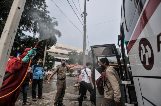 Penyemprotan Disinfektan kepada Pemudik di Terminal Kampung Rambutan