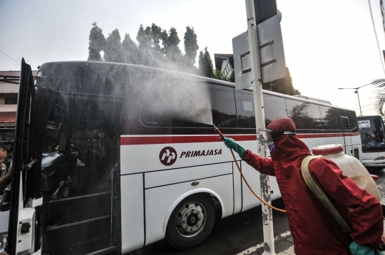 Penyemprotan Disinfektan kepada Pemudik di Terminal Kampung Rambutan