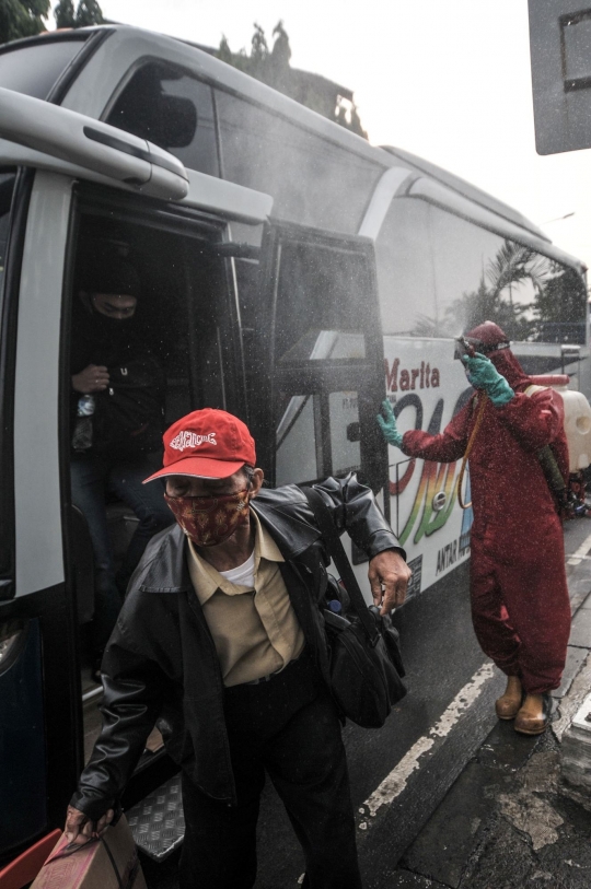 Penyemprotan Disinfektan kepada Pemudik di Terminal Kampung Rambutan