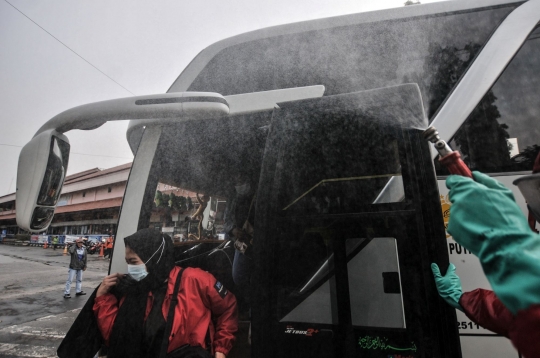 Penyemprotan Disinfektan kepada Pemudik di Terminal Kampung Rambutan