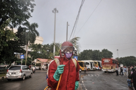 Penyemprotan Disinfektan kepada Pemudik di Terminal Kampung Rambutan