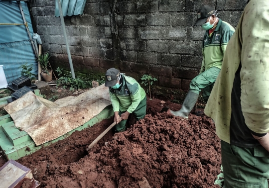 Pembongkaran Makam Korban Vaksin AstraZeneca untuk Diautopsi