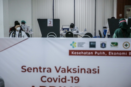 Pekerja Ritel Antre Disuntik Vaksin Astrazeneca di GOR Tanjung Duren