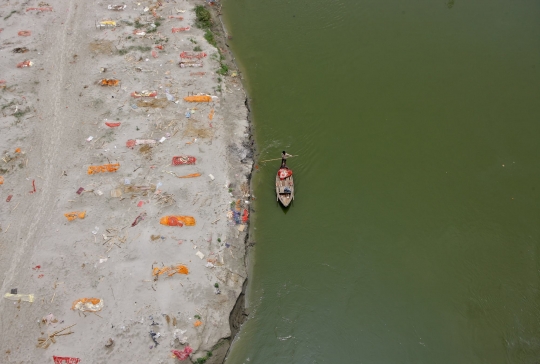 Pantauan Udara Kuburan Massal Korban Corona di Sungai Gangga