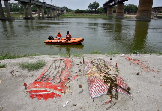 Pantauan Udara Kuburan Massal Korban Corona di Sungai Gangga