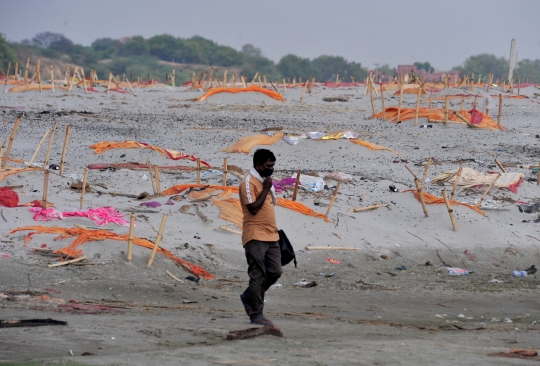 Pantauan Udara Kuburan Massal Korban Corona di Sungai Gangga