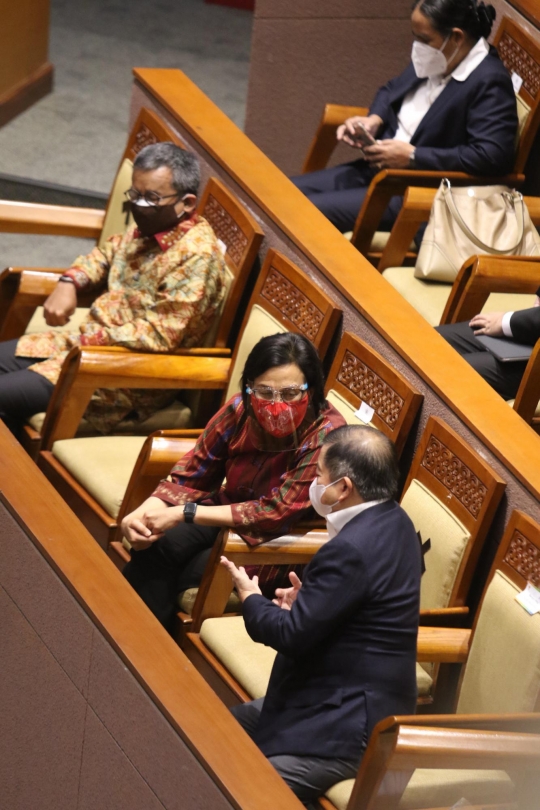 Sri Mulyani dan Monoarfa Dengarkan Pandangan Fraksi Saat Paripurna di DPR