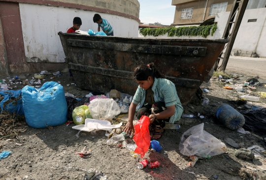 Kisah Gadis 11 Tahun di Irak Jadi Pemulung Demi Hidupi Keluarga