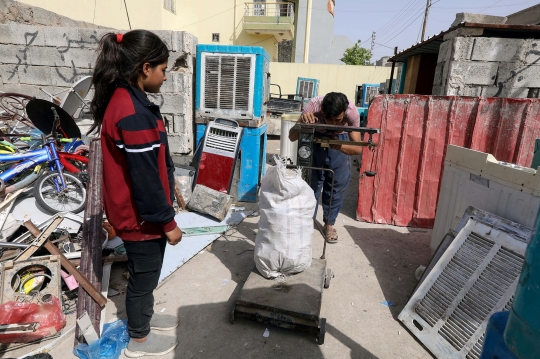 Kisah Gadis 11 Tahun di Irak Jadi Pemulung Demi Hidupi Keluarga