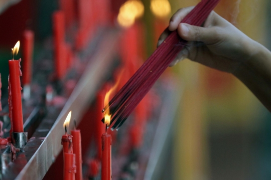 Ritual Sembahyang Waisak di Vihara Buddha Dharma dan 8 Pho Sat