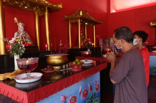 Ritual Sembahyang Waisak di Vihara Buddha Dharma dan 8 Pho Sat