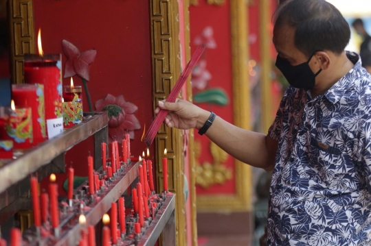 Ritual Sembahyang Waisak di Vihara Buddha Dharma dan 8 Pho Sat