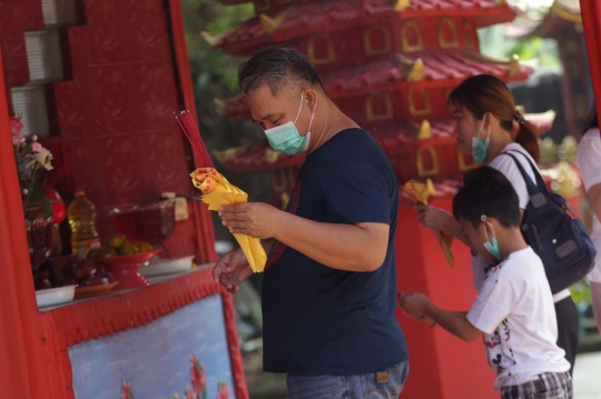 Ritual Sembahyang Waisak di Vihara Buddha Dharma dan 8 Pho Sat