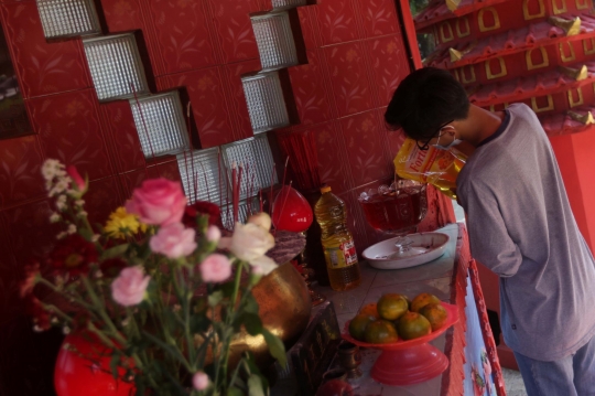 Ritual Sembahyang Waisak di Vihara Buddha Dharma dan 8 Pho Sat