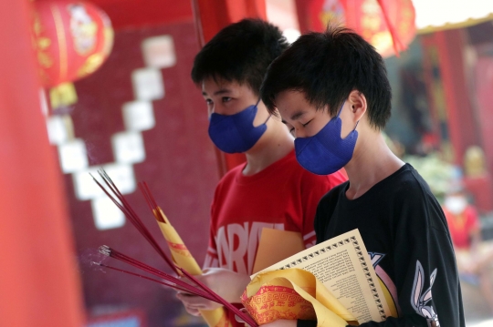 Ritual Sembahyang Waisak di Vihara Buddha Dharma dan 8 Pho Sat