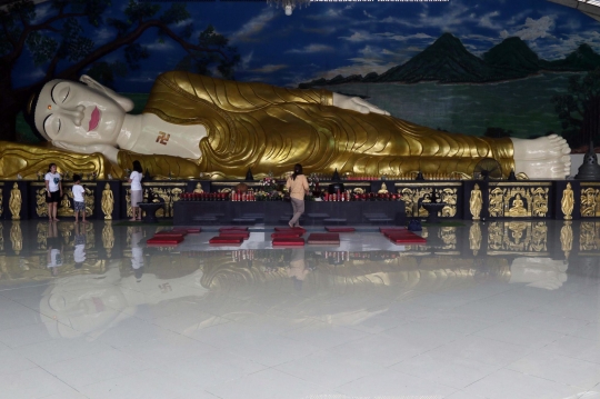 Ritual Sembahyang Waisak di Vihara Buddha Dharma dan 8 Pho Sat