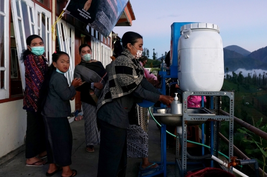 Khidmat Perayaan Waisak Suku Tengger