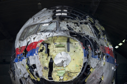 Penampakan Bangkai Pesawat MH17 Setelah Dirakit Ulang