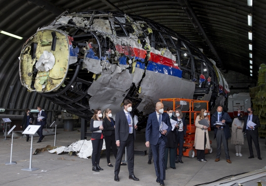 Penampakan Bangkai Pesawat MH17 Setelah Dirakit Ulang
