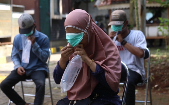 Terjaring Razia Masker, Puluhan Warga Jalani Tes Covid-19 dengan GeNose di Tangerang